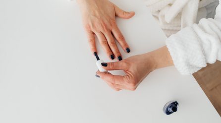 Jak zrobić hybrydowy manicure w domu? Praktyczny poradnik dla początkujących