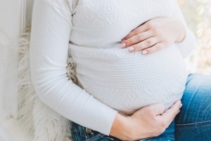 Odzież ciążowa – w co powinna wyposażyć się przyszła mama?