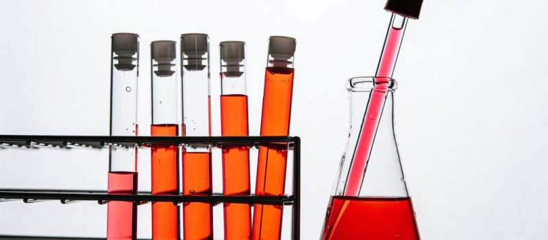 Zasady bezpiecznego korzystania z narzędzi laboratoryjnych – przypadek pipet jednorazowych