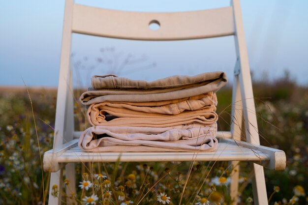 Jakie tkaniny najlepiej sprawdzają się w letniej garderobie?